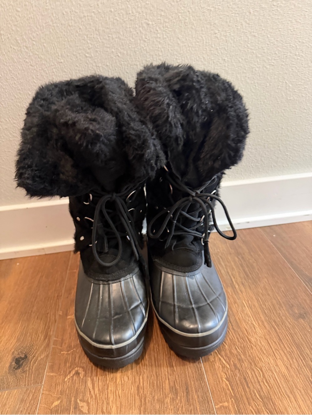 Khombu Black Faux-Fur Lace-Up Winter Boots Size 10